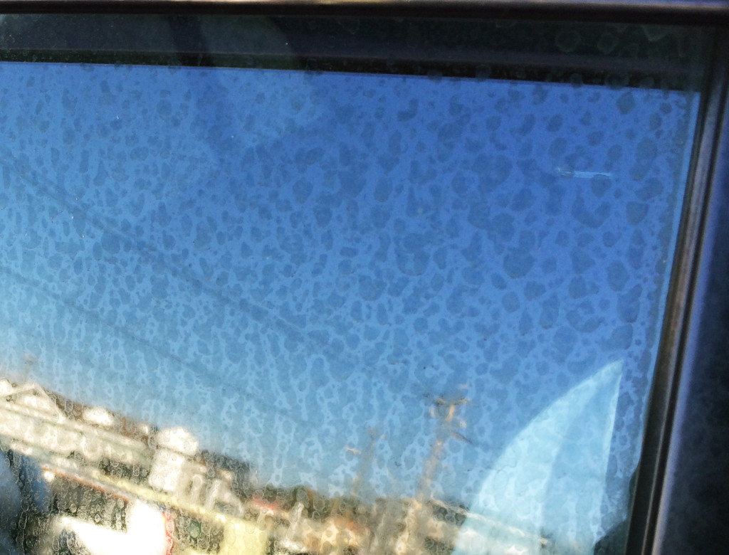 車の窓の水垢